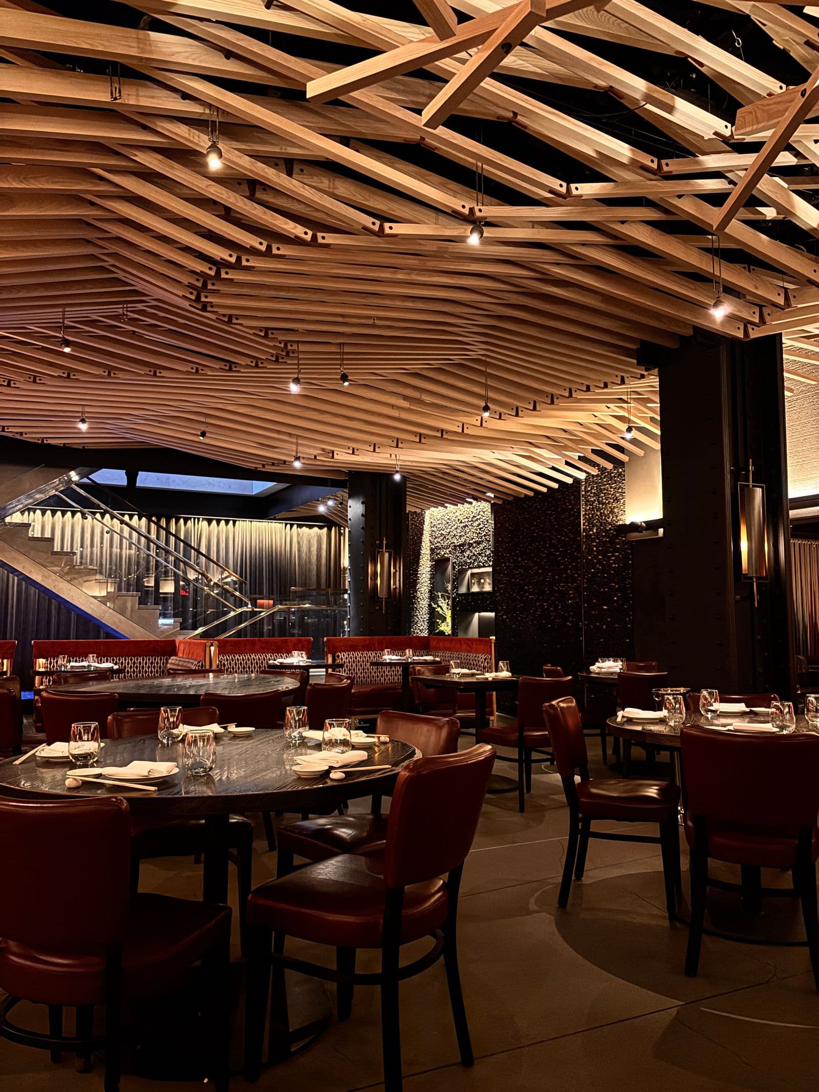 Akşam ışıklarıyla restoran salonu