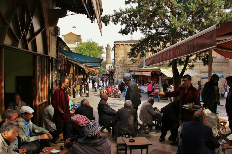 Şanlıurfa çarşısında esnaf ve müşteriler